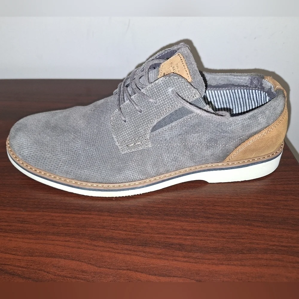 A pair of Nunn Bush grey suede mens oxfords in a size 10.5 in great condition